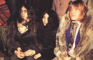 Julian Lennon, John Lennon, Yoko Ono y Brian Jones.